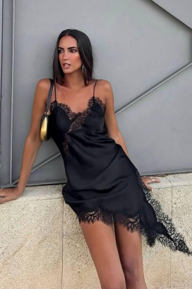 Asymetryczna delikatna tunika z koronką i rozcięciem VELIMIRA BLACK