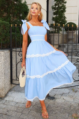 Długa sukienka o eleganckim kroju z kwiatowymi elementami KASIRELA