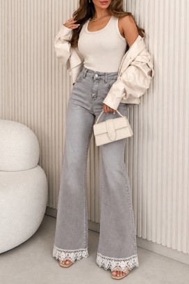Stylowe damskie jeansy z eleganckim koronkowym akcentem KATRINA GREY