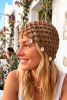 Dzianinowa czapka boho z ozdobnymi muszelkami SHARPITA BROWN