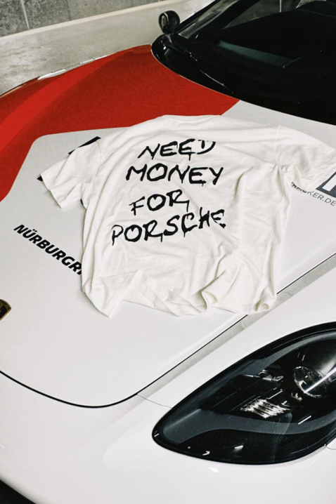 Koszulka NEED MONEY FOR PORSCHE, Kolor : biały, IVET.PL - Modna odzież