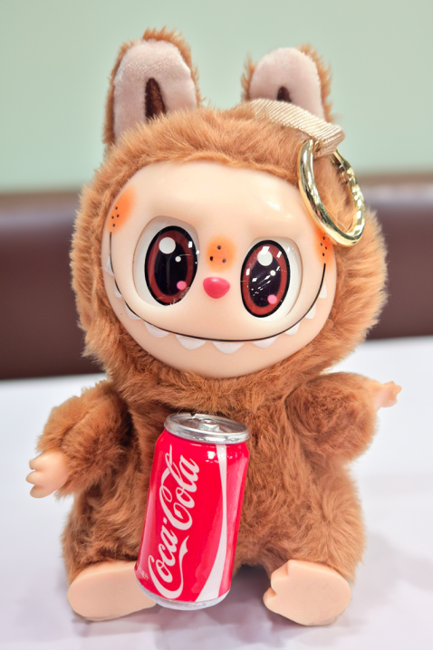Akcesorium do torby LABUBU COCA COLA BROWN, Kolor : brązowy, IVET.PL - Modna odzież