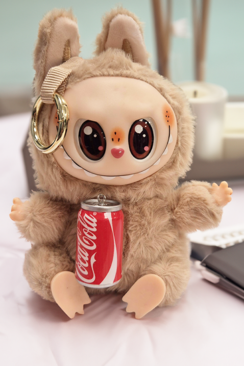 Akcesorium do torby LABUBU COCA COLA BEIGE, Kolor :  beżowy, IVET.PL - Modna odzież