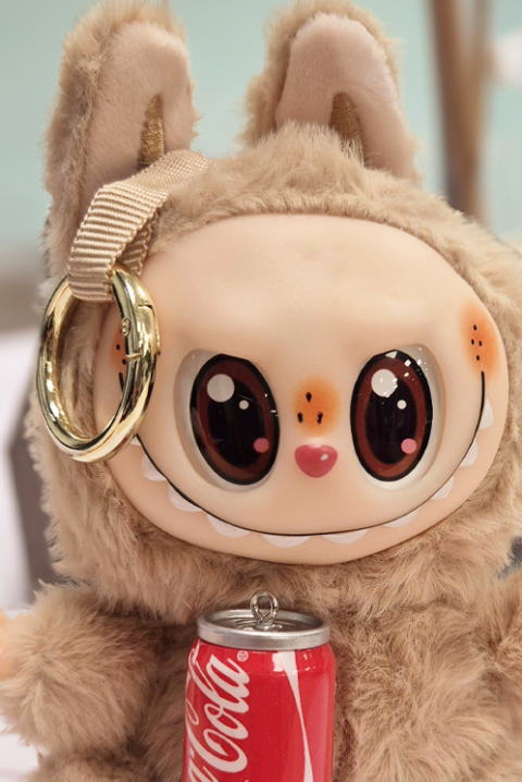 Akcesorium do torby LABUBU COCA COLA BEIGE, Kolor :  beżowy, IVET.PL - Modna odzież