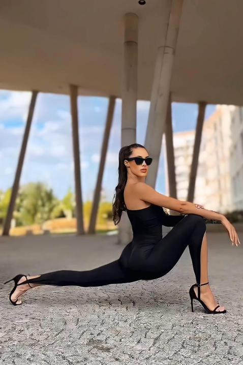 Kmbinezon TARVILDA, Kolor : czarny, IVET.PL - Modna odzież