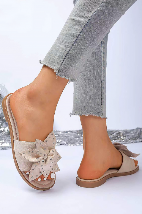 Klapki damskie z ozdobną wstążką i oczkami CALRORA BEIGE, Kolor :  beżowy, IVET.PL - Modna odzież
