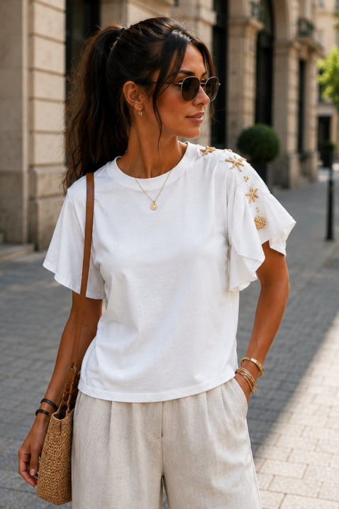 Damski T-shirt z falbankami na rękawach i ozdobnymi aplikacjami w stylu marynistycznym TARISIA WHITE, Kolor : biały, IVET.PL - Modna odzież