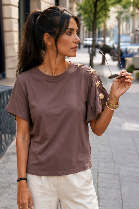 Damski T-shirt z falbaniastymi rękawami i marynistycznymi aplikacjami dekoracyjnymi TARISIA BROWN, Kolor : brązowy, IVET.PL - Modna odzież
