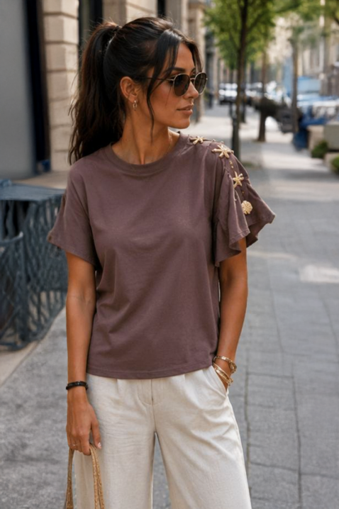 Damski T-shirt z falbaniastymi rękawami i marynistycznymi aplikacjami dekoracyjnymi TARISIA BROWN, Kolor : brązowy, IVET.PL - Modna odzież