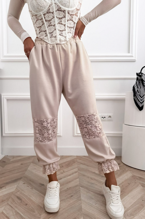Romantyczne damskie spodnie boho z finezyjnymi koronkowymi akcentami i komfortowym fasonem VESPERIA BEIGE, Kolor :  beżowy, IVET.PL - Modna odzież