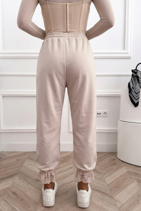 Romantyczne damskie spodnie boho z finezyjnymi koronkowymi akcentami i komfortowym fasonem VESPERIA BEIGE, Kolor :  beżowy, IVET.PL - Modna odzież