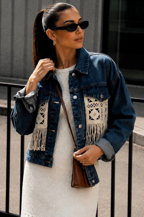 Modna damska kurtka jeansowa z ozdobnymi elementami i frędzlami ABERTINA BLUE, Kolor : denim, IVET.PL - Modna odzież