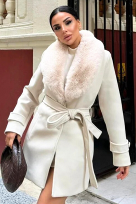 elegancki damski płaszcz typu wrap z puszystym kołnierzem DOLNEVA ECRU