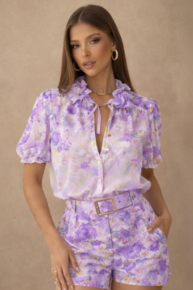 Zwiewny komplet damski w kwiaty z bluzką i szortami JULIENA LILA