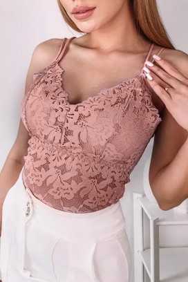 Elegancki koronkowy top damski na cienkich ramiączkach i efektownym plecach CALVESA PINK