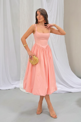 Bawełniana sukienka midi o obszernym kroju i eleganckich liniach AVALIA PEACH