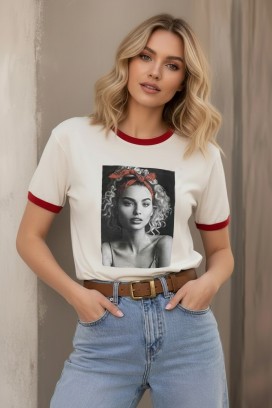 Damski T-shirt z artystycznym nadrukiem i kontrastową lamówką CARAMINA RED