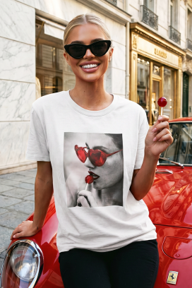 Damski T-shirt z eleganckim nadrukiem i okrągłym dekoltem BELISITA WHITE