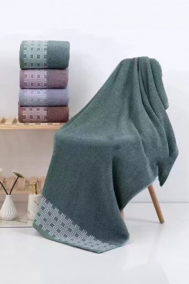 Ręcznik frotte z dekoracyjną bordiurą i miękką teksturą KARPINA GREEN 70x140 cm